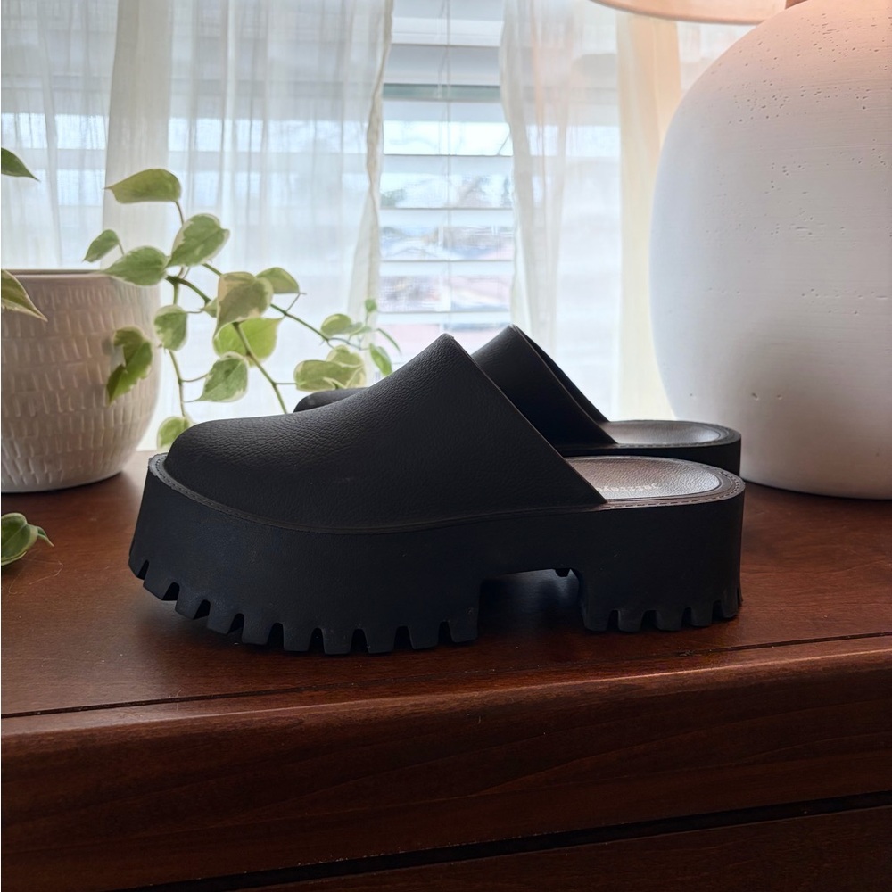 Jeffrey Campbell | Black Platform Clogs - Picture 2 of 4